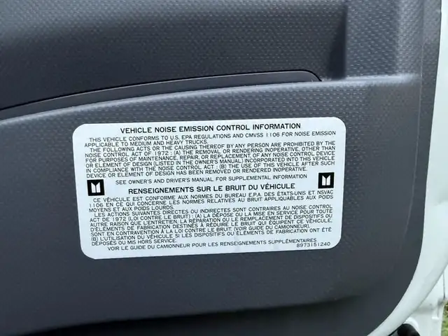 2018 isuzu NPR 16 Foot Flat Deck in Heavy Trucks in Richmond - Image 37