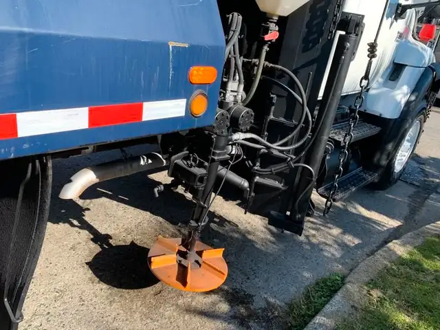 2007 international 7300 Dump Truck With Plow and Spreader Diesel in Heavy Trucks in Richmond - Image 18