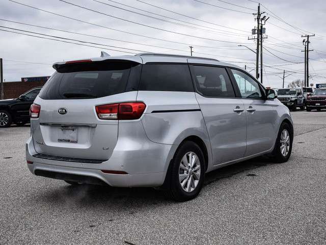 2015 Kia Sedona LX in Cars & Trucks in Chatham-Kent - Image 4