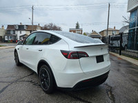 This stunning TESLA MODEL Y WITH UPGRADED LUXURIOUS Pearl White Exterior paint option with the stunn... (image 4)