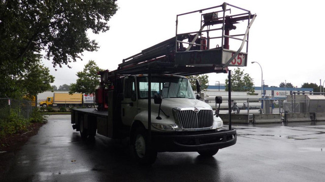 2010 International 4300 Durastar Bucket Flat Deck Diesel Truck in Heavy Trucks in Delta/Surrey/Langley - Image 2