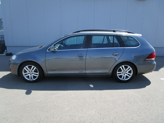 2011 Volkswagen Golf wagon STK# A19911 in Cars & Trucks in Calgary - Image 2