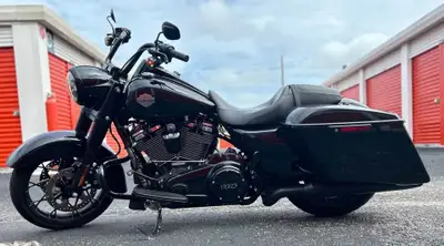 APPLY NOW: https://www.ridecollective.ca/get-pre-approved The 2022 Road King Special is a bold, stri...