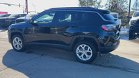 EXECUTIVE CROSSTOWN DEMO! This 2024 JEEP COMPASS LATITUDE 4X4 has the following options Premium Clot... (image 1)