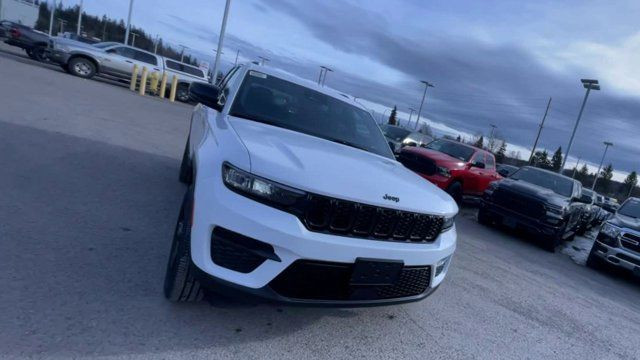 2024 Jeep Grand Cherokee Altitude in Cars & Trucks in Prince George - Image 4