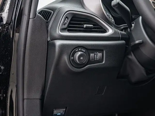 2025 Chrysler Pacifica Select in Cars & Trucks in Barrie - Image 20