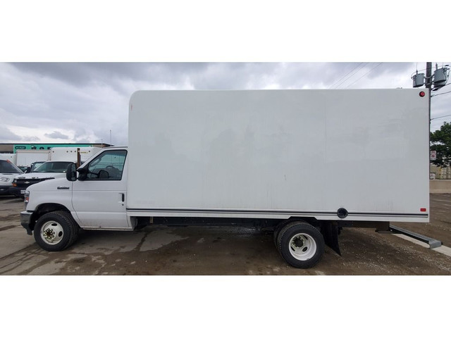 2022 Ford E-450 E-450 - 16Ft Box - V8 Gas - Bluetooth & Ramp in Cars & Trucks in City of Toronto - Image 2