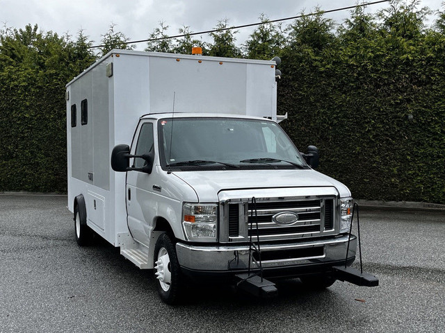2013 Ford E-450 Super Duty Service Box Truck in Heavy Trucks in Delta/Surrey/Langley - Image 2