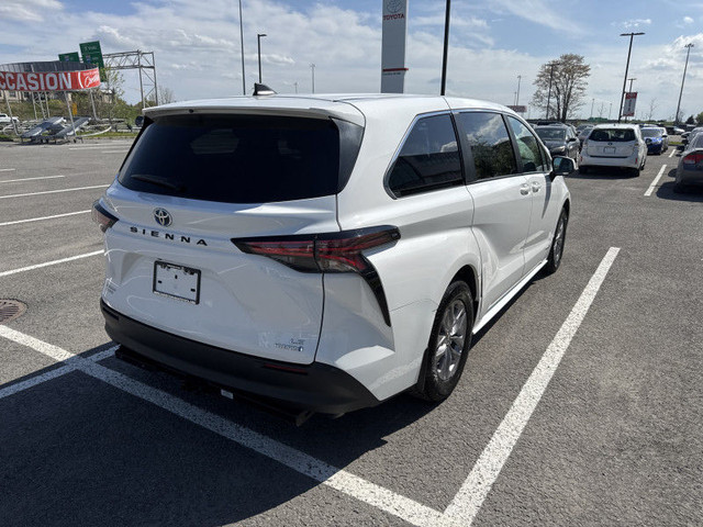 2021 TOYOTA SIENNA LE HYBRIDE SIEGE CHAUFF VOLANT CHAUFF HITCH E in Cars & Trucks in Laval / North Shore - Image 4