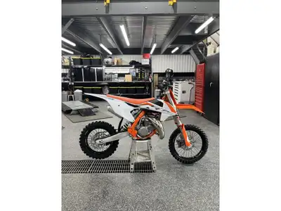 2024 KTM 85 SX 17/14 17/14 Les photos peuvent être à titre indicatif et sans inscription. Les promot...