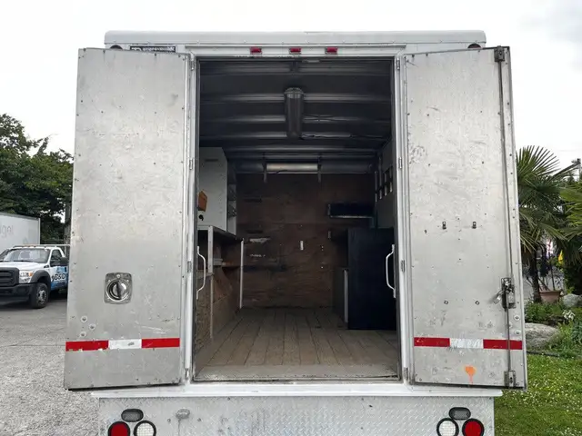 2008 Ram 5500 12 Foot Cube Van with Shelves in Heavy Trucks in City of Toronto - Image 17