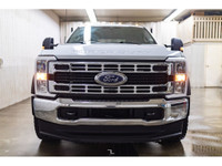 **ONE OWNER - ACCIDENT FREE** 14,783 KM This 2023 Ford F-550 4x4 Crew Cab XLT Dually Deck is powered... (image 4)