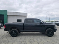 2017 Ram 2500 SLT Crew Cab 4x4 with the 6.4L Hemi V8 and only 88,000kms! Equipped with front bucket... (image 3)