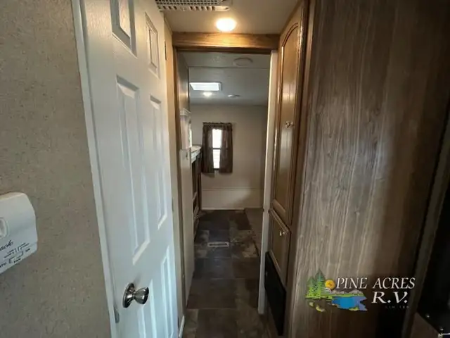 2015 Shasta RVs Revere 32DS in Travel Trailers & Campers in Truro - Image 19