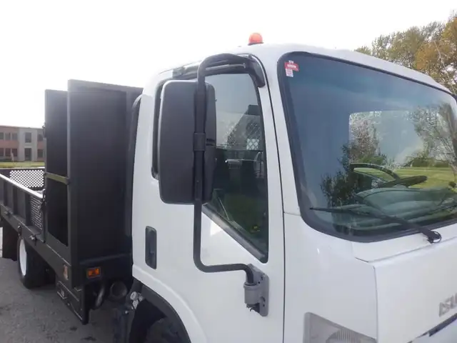 2015 isuzu NPR 12 Foot Flat Deck 3 Seater Diesel in Heavy Trucks in Richmond - Image 17