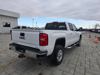 2017 GMC Sierra 2500HD SLE 4WD Crew Cab with 199,000kms on it. Vehicle comes safety certified. Exten... (image 4)