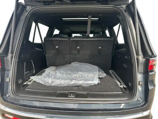  EX-DEMO 2023 JEEP WAGONEER L SERIES lll LOW LOW MILEAGE in Cars & Trucks in Red Deer - Image 12