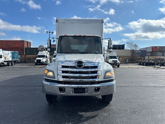 2018 Hino Truck 268 ALUMVAN in Heavy Trucks in City of Montréal - Image 2