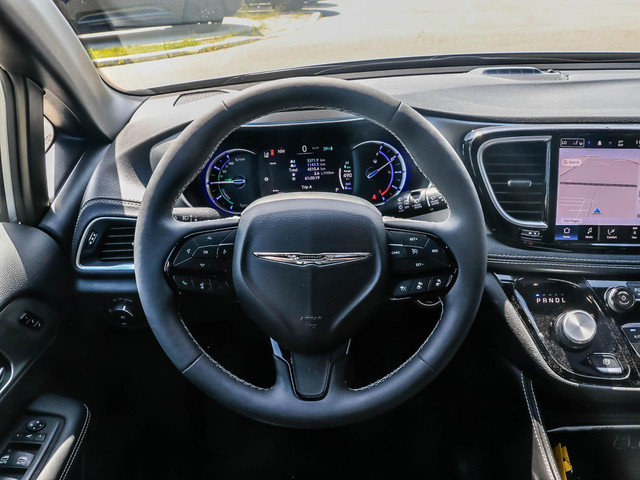 2024 Chrysler Pacifica Hybrid Select in Cars & Trucks in London - Image 3