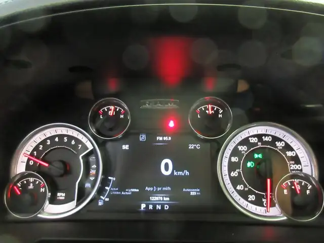 RAM 1500 2018 SPORT NIGHT EDITION CREW-CAB V8 5.7L HEMI 4X4 in Cars & Trucks in Lévis - Image 29