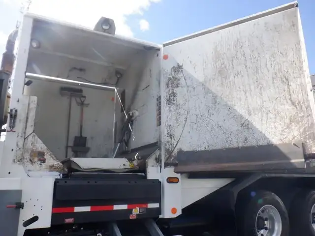 2008 international 7400 Garbage Truck Air Brakes Diesel in Heavy Trucks in Richmond - Image 28