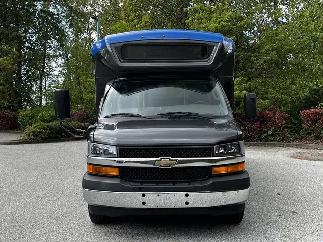 2019 Chevrolet Express 4500 22 Passenger Wheelchair Accessible S in Heavy Trucks in Delta/Surrey/Langley - Image 4