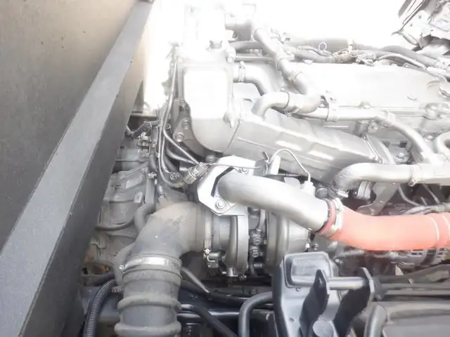 2015 isuzu NPR 12 Foot Flat Deck 3 Seater Diesel in Heavy Trucks in Richmond - Image 39