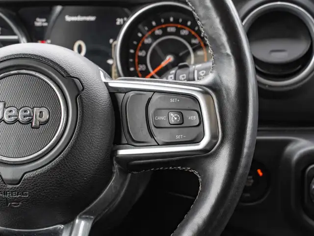 2018 Jeep Wrangler Unlimited in Cars & Trucks in Ottawa - Image 19