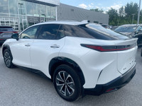 Le Lexus RZ 450e 2023 Signature est le tout premier VUS électrique de la marque, basé sur la platefo... (image 3)