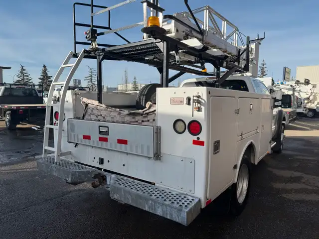 2011 Ford F-550 XLT Bucket Truck 4X4 in Heavy Trucks in Calgary - Image 6