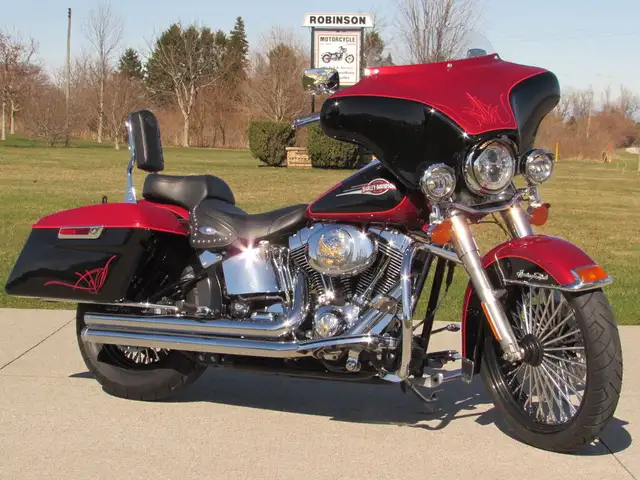 2006 Harley-Davidson FLSTC Heritage Softail Classic Well Over $9 in Street, Cruisers & Choppers in Leamington - Image 2