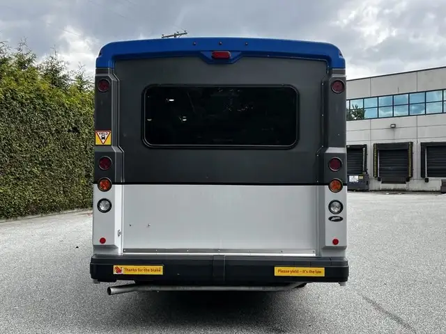 2019 chevrolet Express G4500 21 Passenger Bus With Wheelchair Ac in Heavy Trucks in Richmond - Image 9