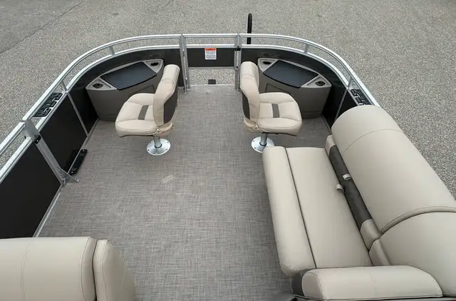2025 Sun Tracker Fishin' Barge 20 DLX, pontoon boat in Powerboats & Motorboats in Vernon - Image 14