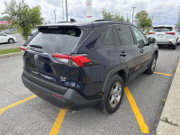 PRIX ET QUALITÉ IMBATTABLE venez découvrir notre TOYOTA RAV4 2022 XLE AWD BAS KM ECRAN TOIT OUVR SIE... (image 3)