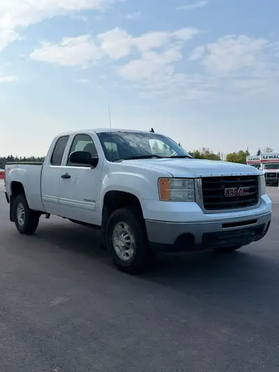2010 GMC Sierra 2500HD 6L Gas engine new tires Ac works fine 398000km 5600$ trailer brake & hitch No...