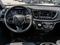 ENGINE: 3.6L PENTASTAR VVT V6 W/ESS (STD),BRIGHT WHITE,ENGINE BLOCK HEATER,BLACK SEATS,TRANSMISSION:... (image 1)