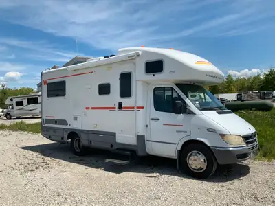 2006 Winnebago View 23J - Overview The 2006 Winnebago View 23J is a compact Class C motorhome with s...