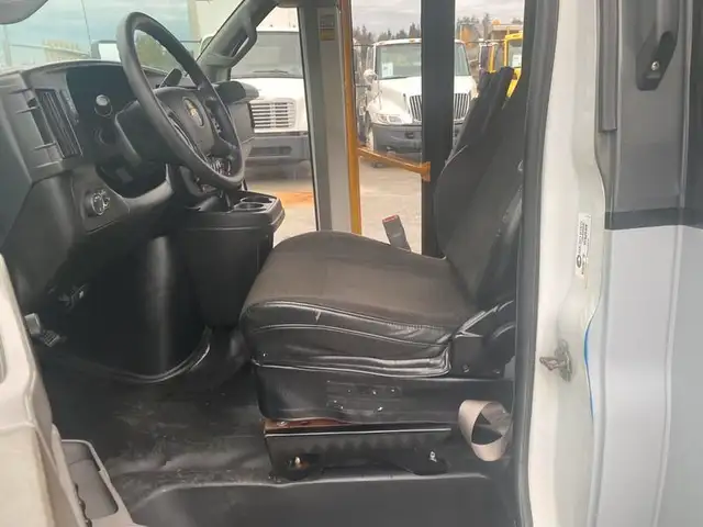2017 chevrolet Express G4500 21 Passenger Bus With Wheelchair Ac in Heavy Trucks in Richmond - Image 13