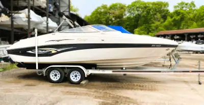Experience the perfect blend of performance and comfort with the 2003 Rinker 232 Captiva—a versatile...