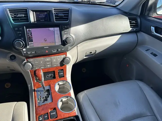 2012 Toyota Highlander Limited in Cars & Trucks in Mississauga / Peel Region - Image 28