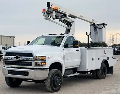 NEW 2023 CHEVROLET 5500 4X4 BUCKET TRUCK Duramax 6.6L 350 HP Diesel Engine, 6 Speed Automatic Transm...
