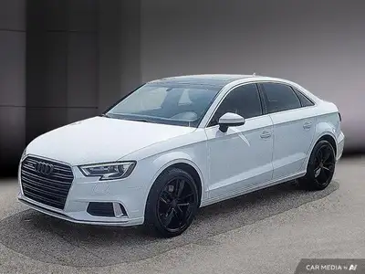 L'Audi A3 2.0T Progressiv AWD 2018 se distingue comme une berline compacte premium alliant performan...