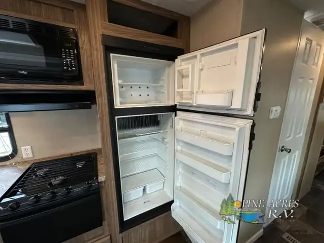 2015 Shasta RVs Revere 32DS in Travel Trailers & Campers in Truro - Image 17