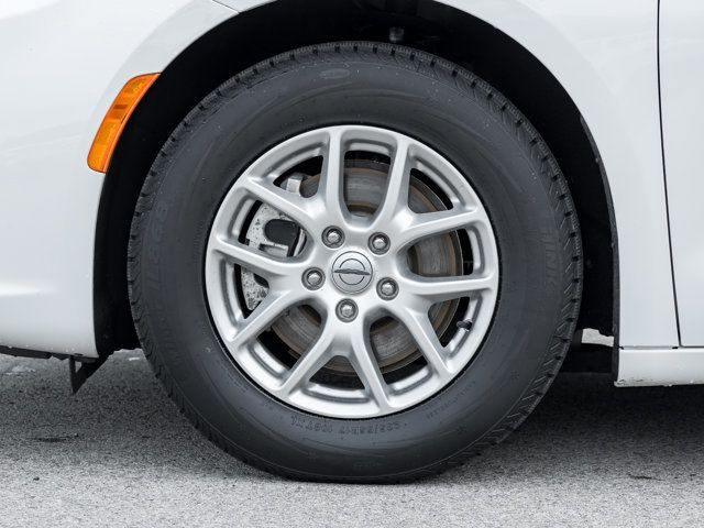 2024 Chrysler Pacifica Touring-L | Clean Carfax | Alloy Wheels in Cars & Trucks in Hamilton - Image 4