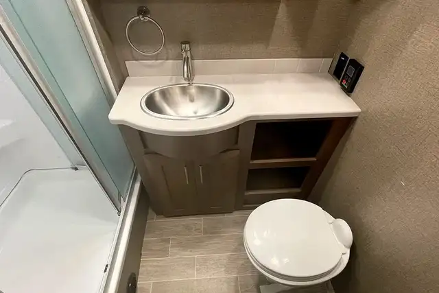 2022 Thor Miramar 35.2 – Pre-Owned Class A Motorhome.  in RVs & Motorhomes in Red Deer - Image 35