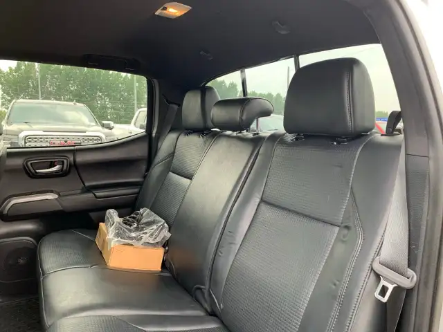 2018 Toyota Tacoma dans Autos et camions dans Medicine Hat - Image 23