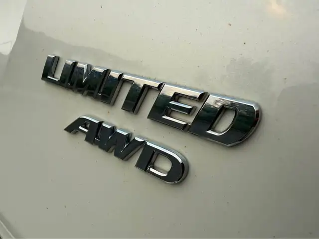 2016 Toyota RAV4 Limited / BEAUTIFUL WHITE ON PEANUT BUTTER  in Cars & Trucks in Ottawa - Image 9