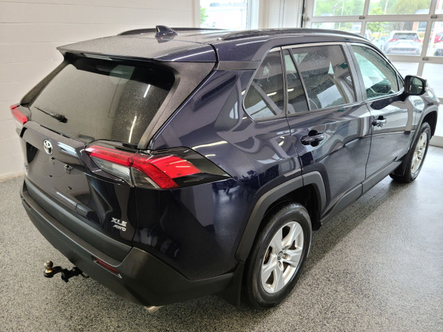 2020 Toyota RAV4 XLE AWD, TOIT, MAGS, in Cars & Trucks in Sherbrooke - Image 3