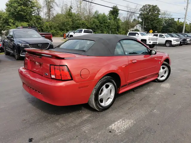 2001 Ford Mustang Deluxe dans Autos et camions dans Belleville - Image 6