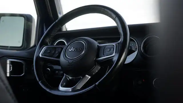 2019 Jeep Wrangler Unlimited Sahara 4x4 | Leather in Cars & Trucks in Guelph - Image 16